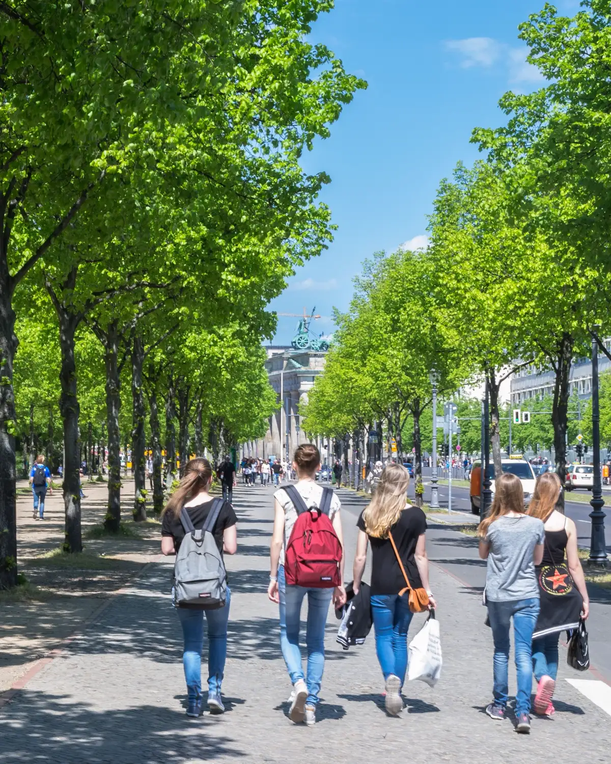 Schülerinnen unterwegs in der Stadt